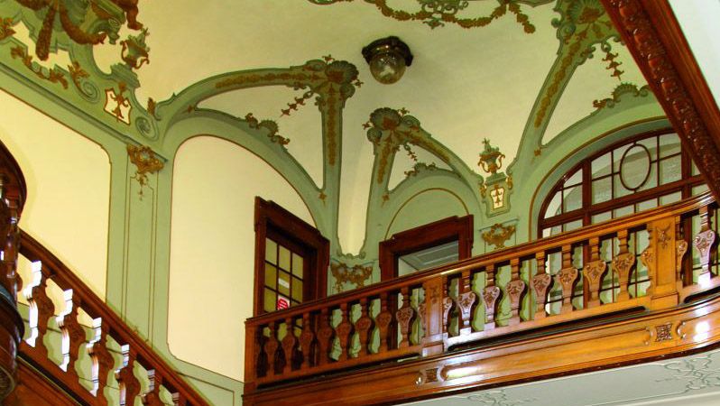 Stropy jsou dekorovány v novobarokním a novorokokovém duchu.