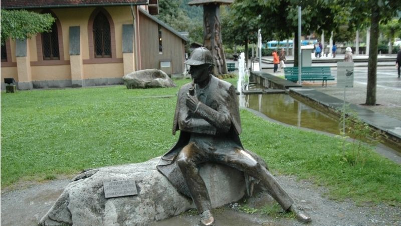 Detektivova socha na meiringenském náměstí