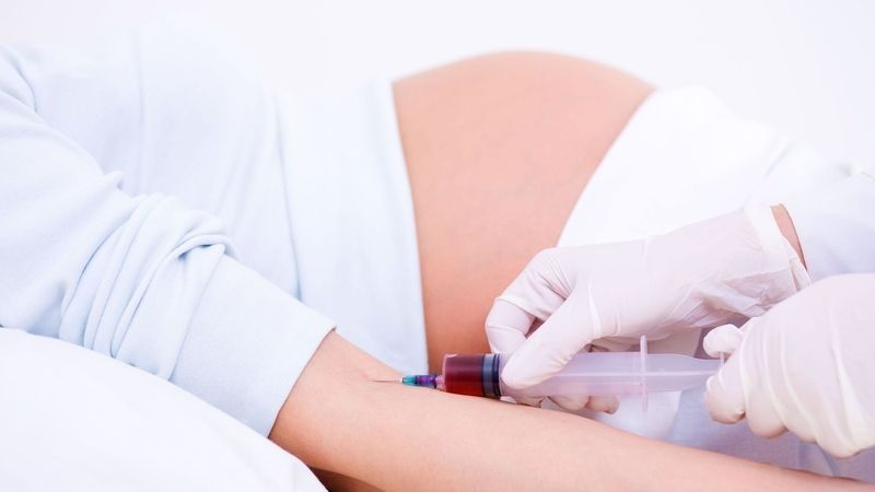 Genetické vyšetření plodu z krve matky je nejnovější screeningová metoda, díky níž je možné včas odhalit nejčastější genetické postižení plodu.