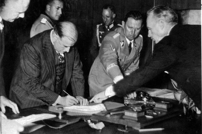 Francouzský premiér Édouard Daladier podepisuje v noci z 29. na 30. září 1938 mnichovskou dohodu. 