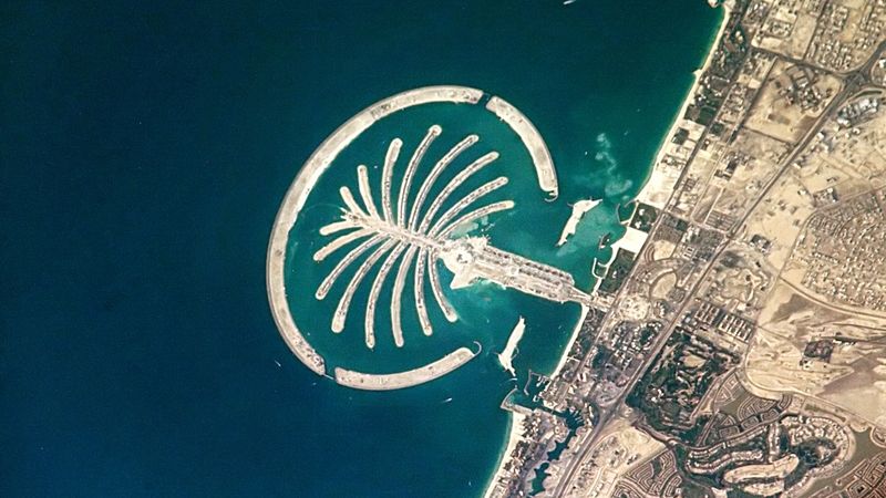 Palm Jumeirah, pojmenovaný po luxusní čtvrti Dubaje, tvoří jednu ze tří hlavních částí umělého souostroví.