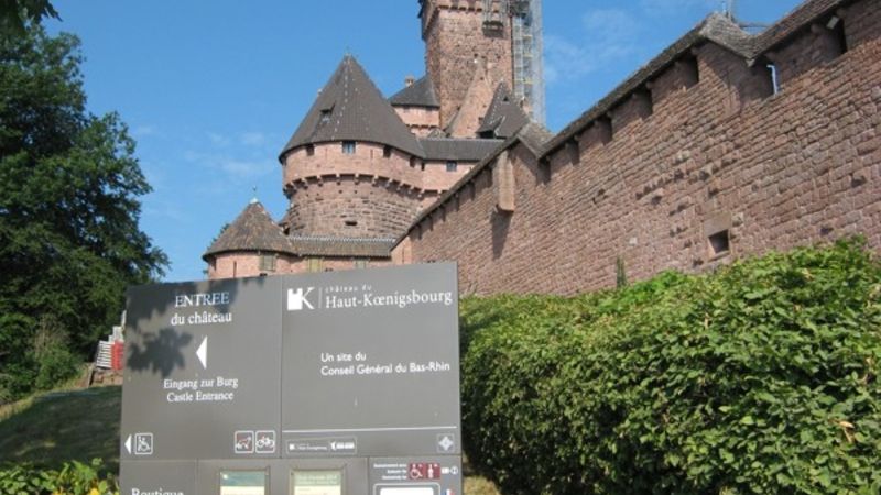 Strategická poloha, rozlehlost a červený pískovec jsou první dojmy z hradu Haut-Koenigsbourg, jedné z vyhledávanějších turistických atrakcí Alsaska. 