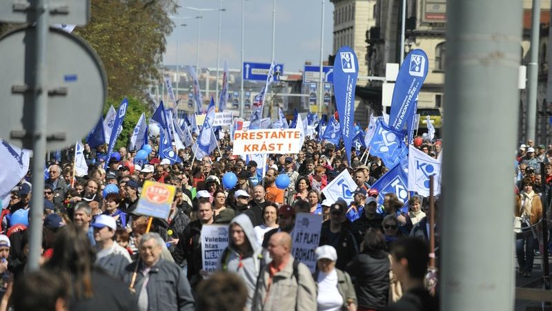 Tisíce účastníků demonstrace směřovaly na Václavské náměstí.