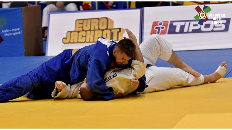 Michal Horák v modrém kimoně při zápase na Evropském poháru v Bratislavě