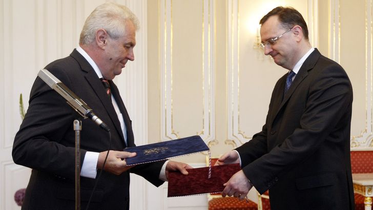 Premiér Petr Nečas (ODS) předává prezidentovi Miloši Zemanovi (vlevo) demisi.