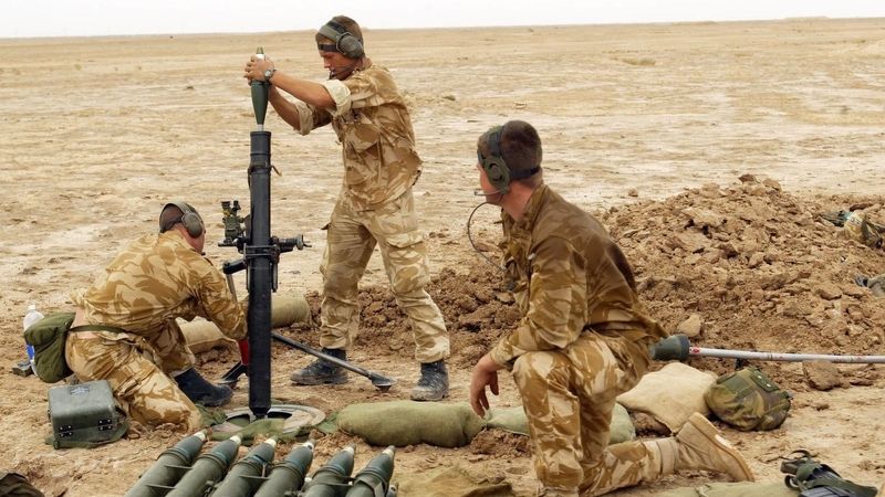 Britští vojáci u irácké Basry odpalují minometný granát
