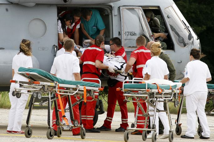 Chorvatští záchranáři přepravují zraněné do vrtulníku, který je transportoval do nemocnice