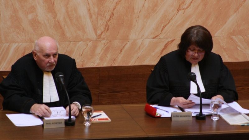 Předseda Ústavmího soudu Pavel Rychetský se soudkyní Eliškou Wagnerovou