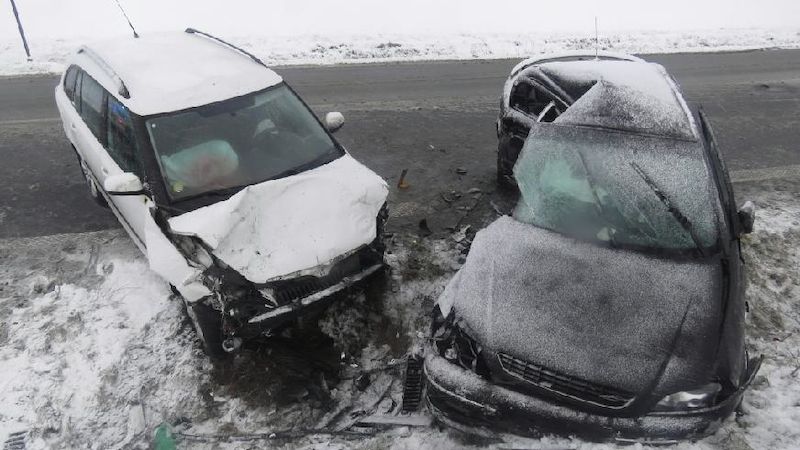 Nabouraná auta za ranního sněžení na Kutnohorsku
