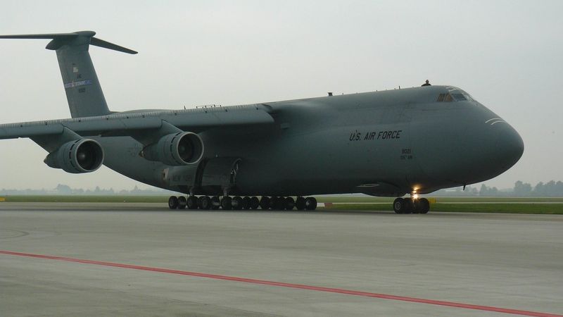 Největší sériově vyráběný letoun na světě, C-5 Galaxy, patřící americké armádě, se stane největším lákadlem letošních Dnů NATO v Ostravě. Na mošnovském letišti přistál ve čtvrtek krátce před 15. hodinou. 