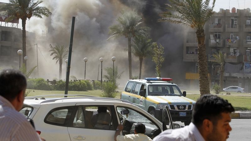 Dým stoupající po explozi bomby v Bagdádu 