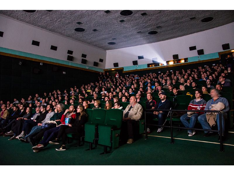 Kapacita rekonstruovaného kinosálu je 320 míst, z toho dvě jsou přizpůsobena pro vozíčkáře.