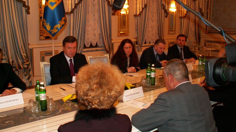 Ministr zahraničí Karel Schwarzenberg (zády k objektivu) jedná s ukrajinským prezidentem Viktorem Janukovyčem.