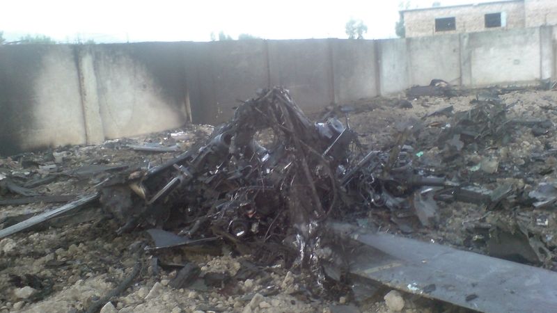 Trosky vrtulníku na zahraně domu bin Ládina. Američané jej po havárii zničili. 