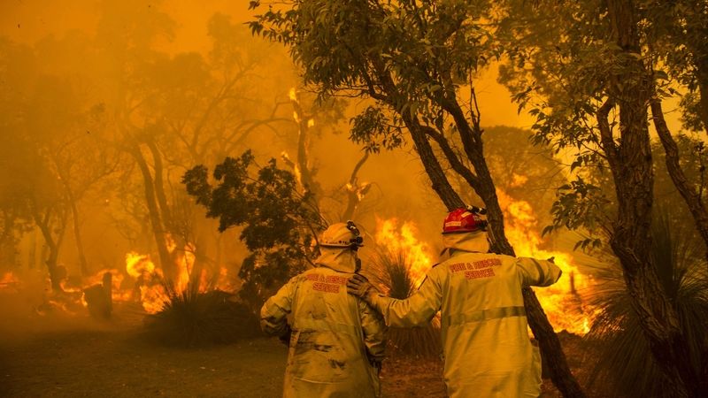 Australští hasiči bojují s požárem porostu u Perthu 