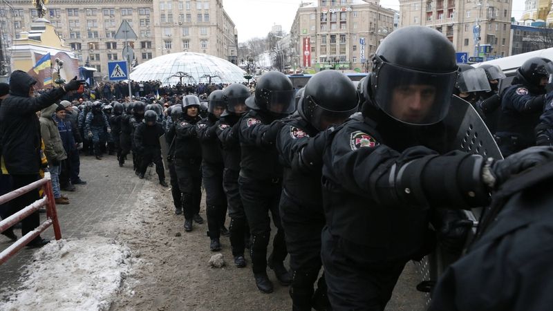 Kordon ukrajinských policistů postupuje k náměstí Nezávislosti 