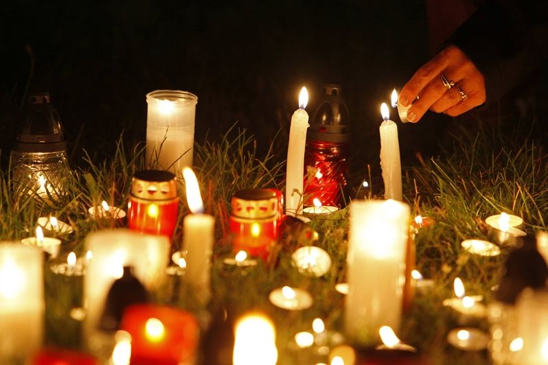 PONDĚLÍ: Lidé zapalují svíčky obětem pondělní přestřelky ve slovenské Devínské Nové Vsi v Bratislavě.
 