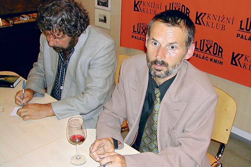Knihu mu pokřtil Zdeněk Troška (vlevo), který by také rád natočil film o Báthoryové.
