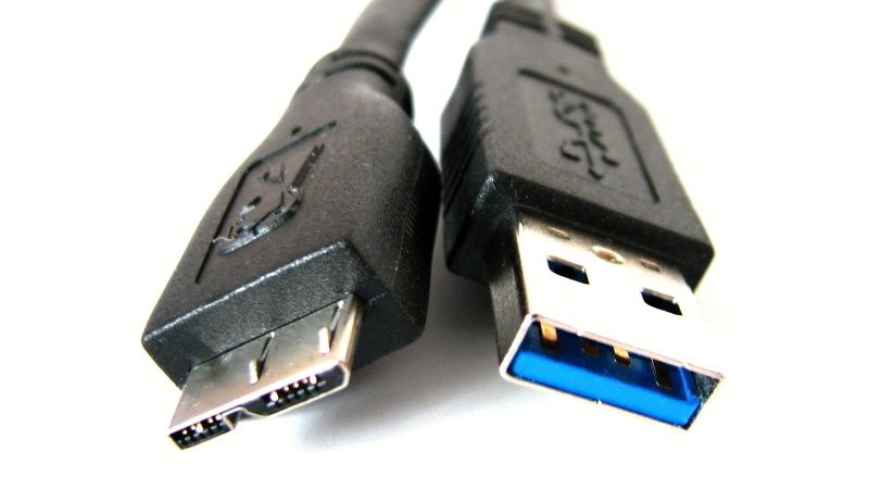 Detailní pohled na konektory přiloženého USB 3.0 kabelu.