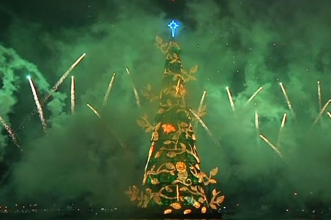 BEZ KOMENTÁŘE: V Brazílii rozsvítili největší plující vánoční strom na světě