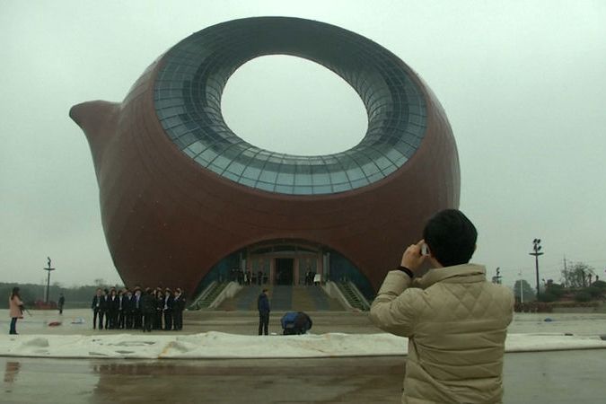 BEZ KOMENTÁŘE: V Číně vyrostla komerční budova ve tvaru čajové konvice