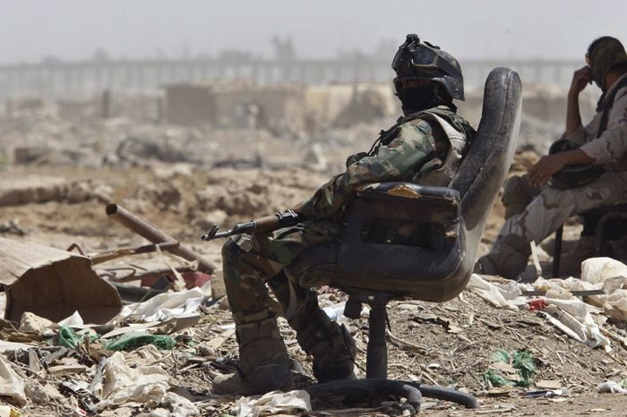 Irácký voják odpočívá při operaci na předměstí Bagdádu. 
