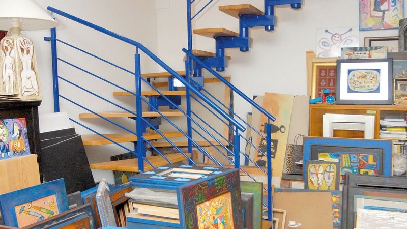 Obrazy a knihy, knihy a obrazy - tento motiv určuje zařízení i atmosféru celého bytu s ateliérem, které jsou propojeny jednoduchým schodištěm.