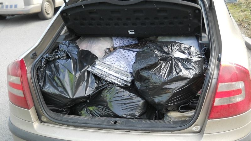 Kufr auta plný padělaného zboží