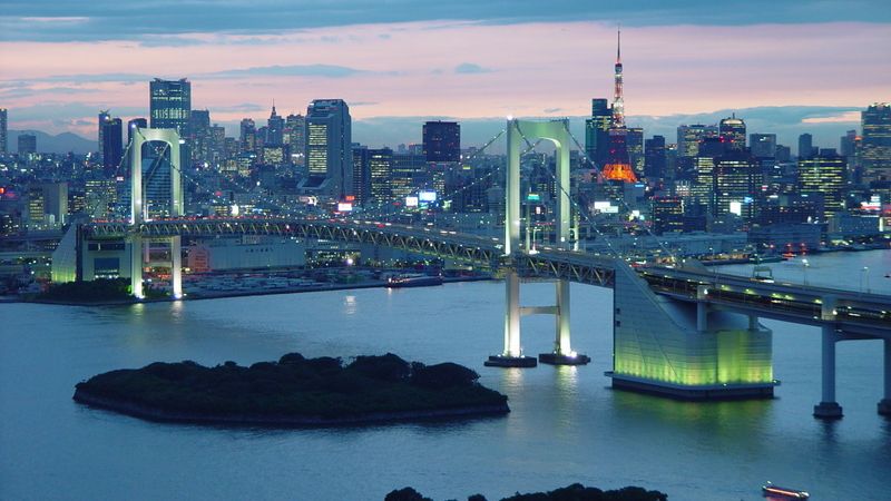 Tokio leží na pobřeží Tokijského zálivu na ostrově Honšú.