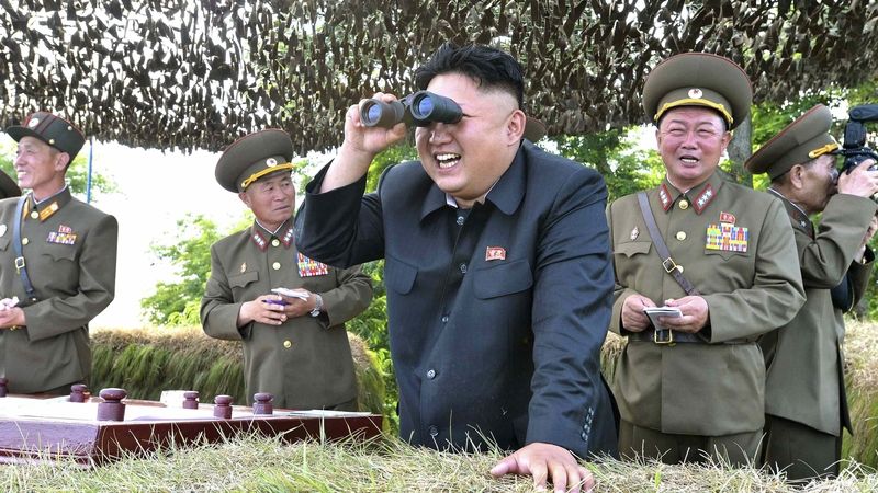 Severokorejský vůdce Kim Čong-un s armádními veliteli