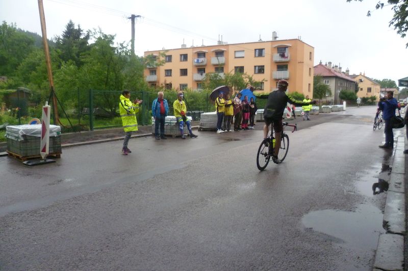 V neděli 2.července 10.hodina deštivého rána ukončila vytrvalostní závod 24 hodin na kole.