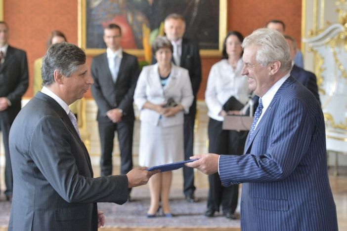Prezident republiky Miloš Zeman (vpravo) jmenoval ministrem financí Jana Fischera (vlevo). 