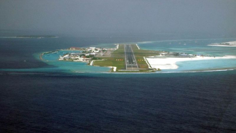 Přistávat na Maledivách na mezinárodním letišti v Malé na runwayi 36 musí být zajímavý zážitek.