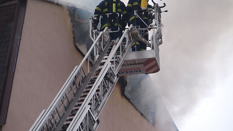 Hasiči při zásahu u požáru domu v Karlových Varech