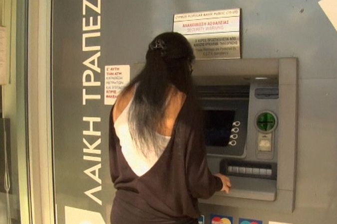 BEZ KOMENTÁŘE: Lidé na Kypru vybírají své úspory