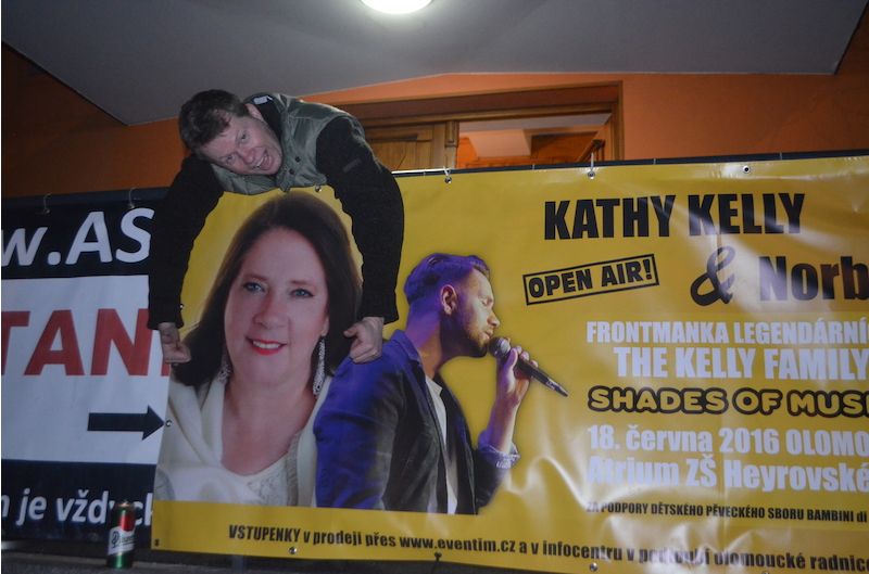 Jimmy Kelly bezmezně miluje svoji setsru Kathy a zve na její olomoucký koncert