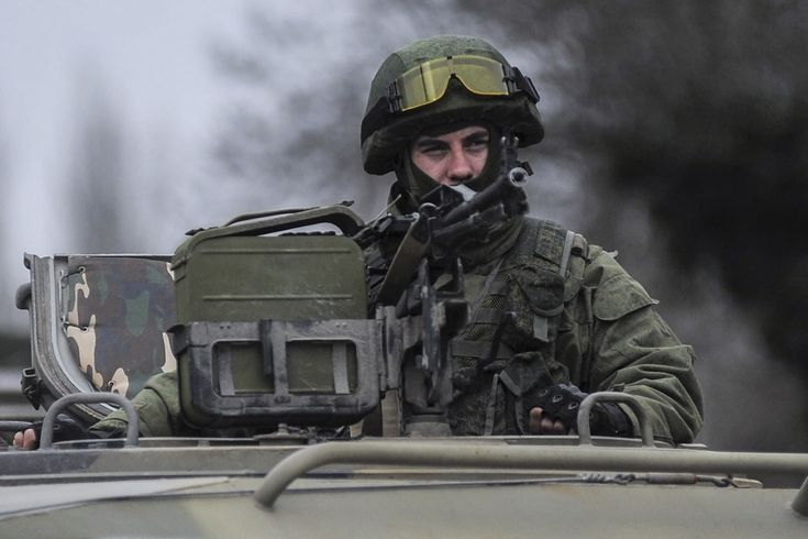 Příslušník v uniformě bez insignií na armádním vozidle u Sevastopolu