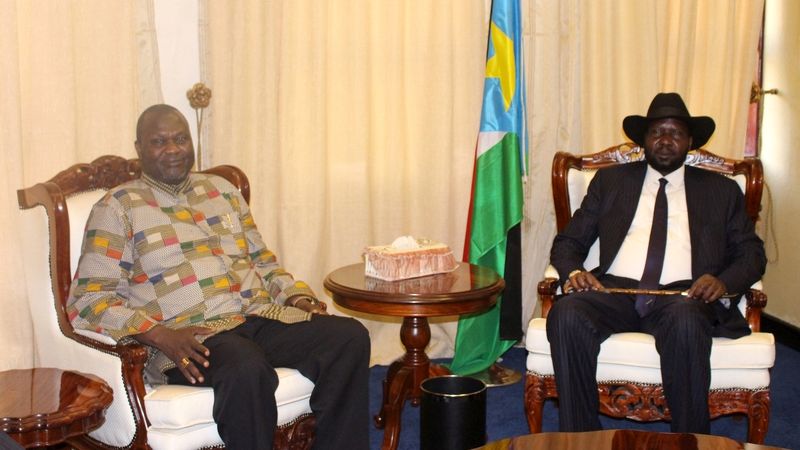 Prezident Jižního Súdánu Salva Kiir (vpravo) a viceprezident Riek Machar (L) na archivním snímku z letošního dubna