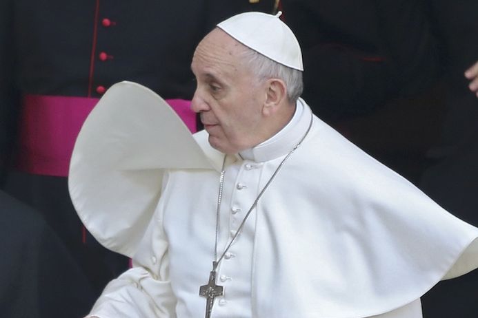 Nově zvolený papež František odchází z baziliky Santa Maria Maggiore v Římě.