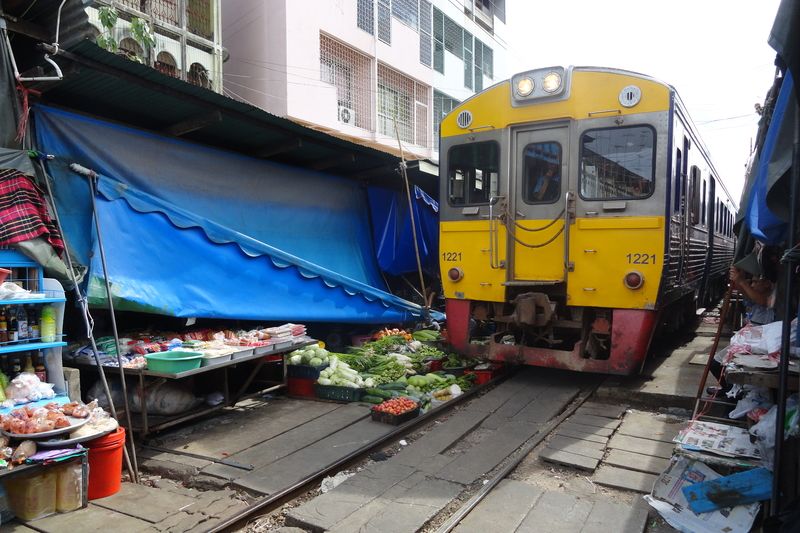 Kde je hodně lidí? Kolem nádraží u velkých tratí. Tady, 80 kilometrů jihozápadně od Bangkoku to obchodníci pochopili pořádají trhy přímo na kolejích.