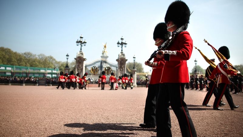Královnina garda při střídání stráží před Buckinghamským palácem