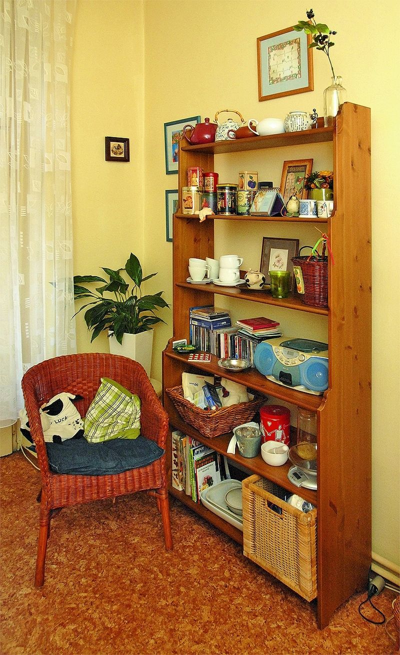 Sbírka dýmek a čajů je na dosah kuchyňského zákoutí.