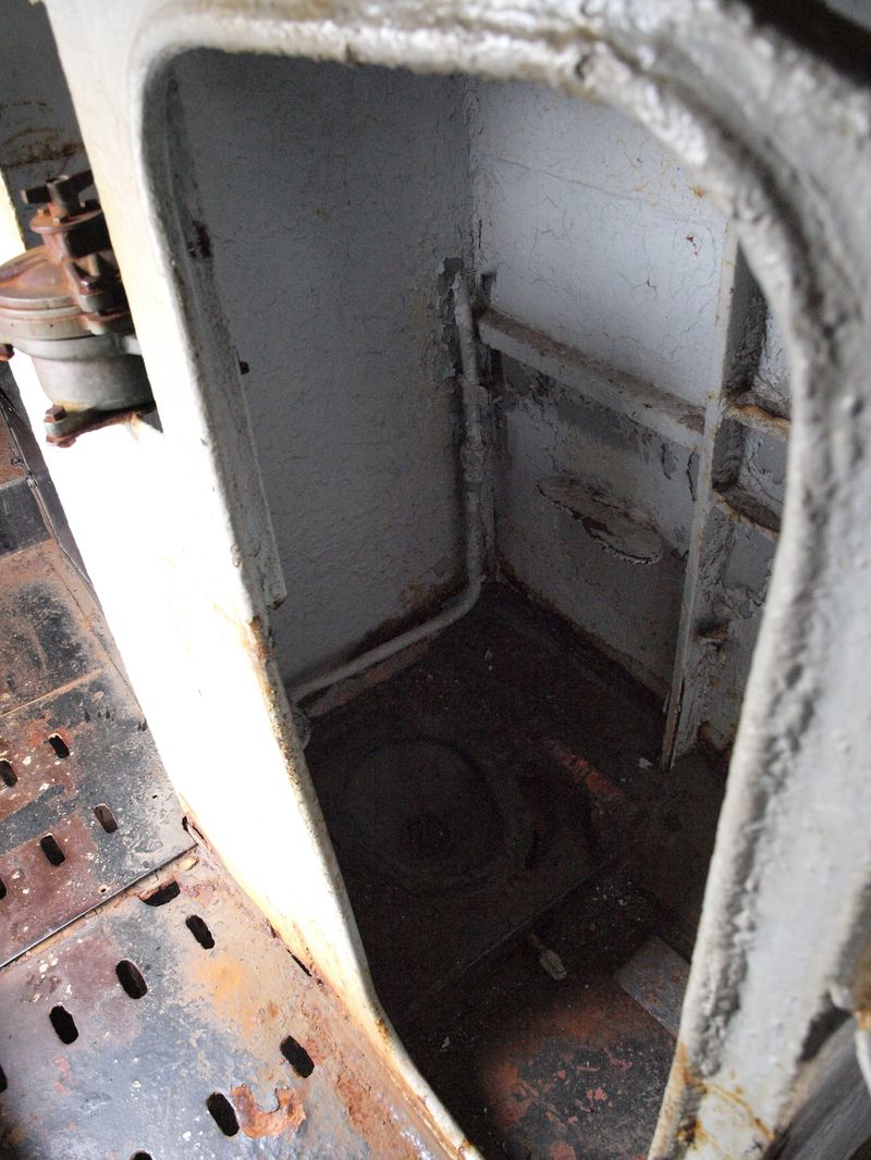 Wc na ruské ponorce U 359 má stupátka na nohy v asi půlmetrové výšce.