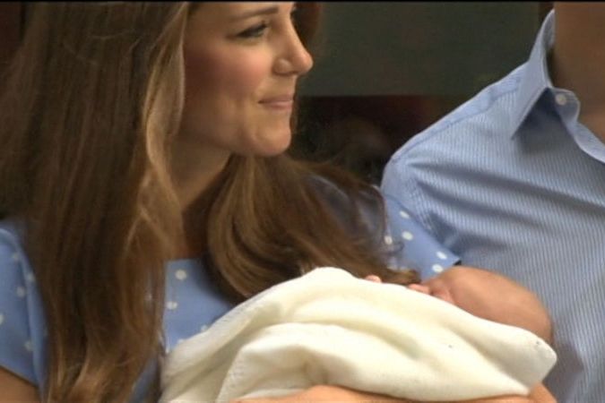BEZ KOMENTÁŘE: Vévoda a vévodkyně z Cambridge ukázali svého syna