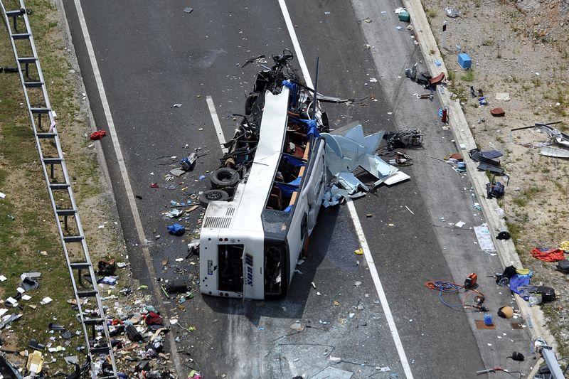 Na leteckém záběru českého autobusu, který havaroval v Chorvatsku, je vidět, jak ničivý byl náraz. 