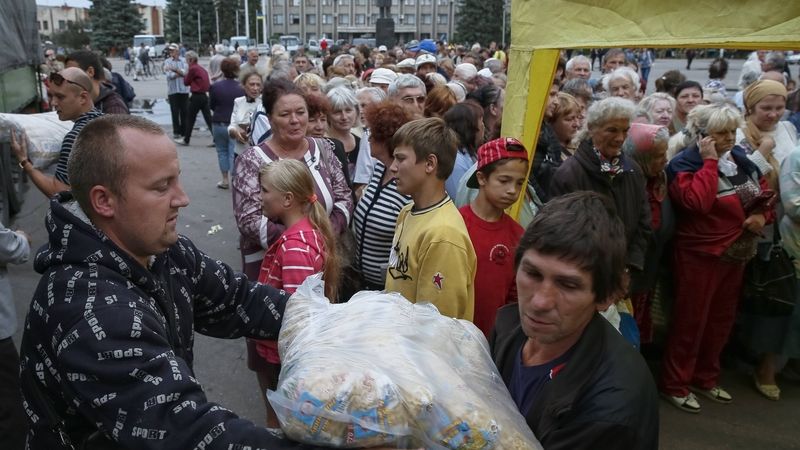 Obyvatelé Slavjansku čekají ve frontě na potravinovou pomoc.