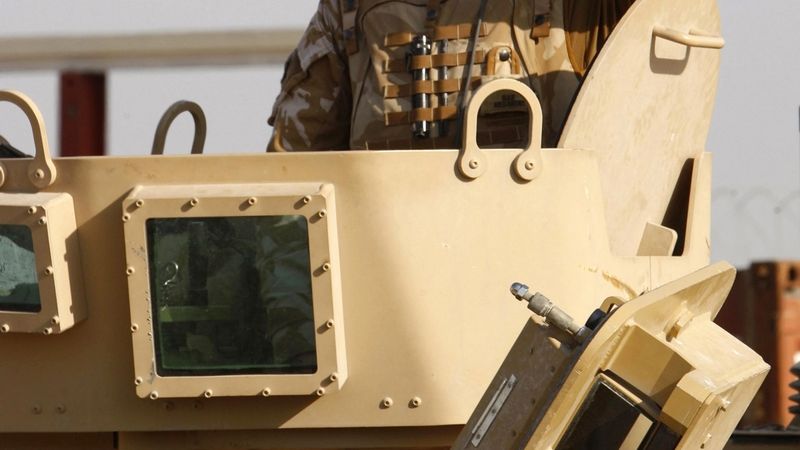 Britský voják v irácké Basře