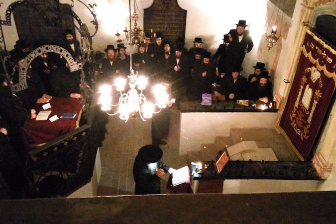 Židovští poutníci v holešovské synagoze. 