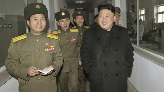 Severokorejský vládce Kim Čong-un s armádními veliteli.