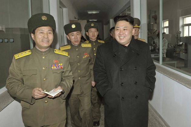 Severokorejský vládce Kim Čong-un s armádními veliteli
